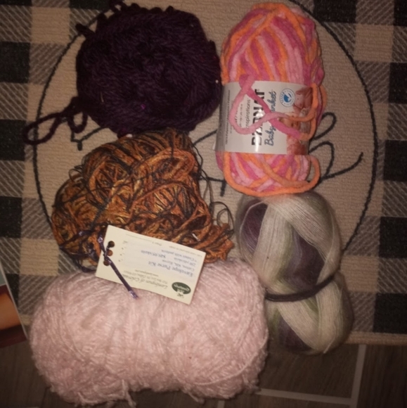 25pc Knittin/crochet yarn assortment with 3 books - Picture 2 of 6